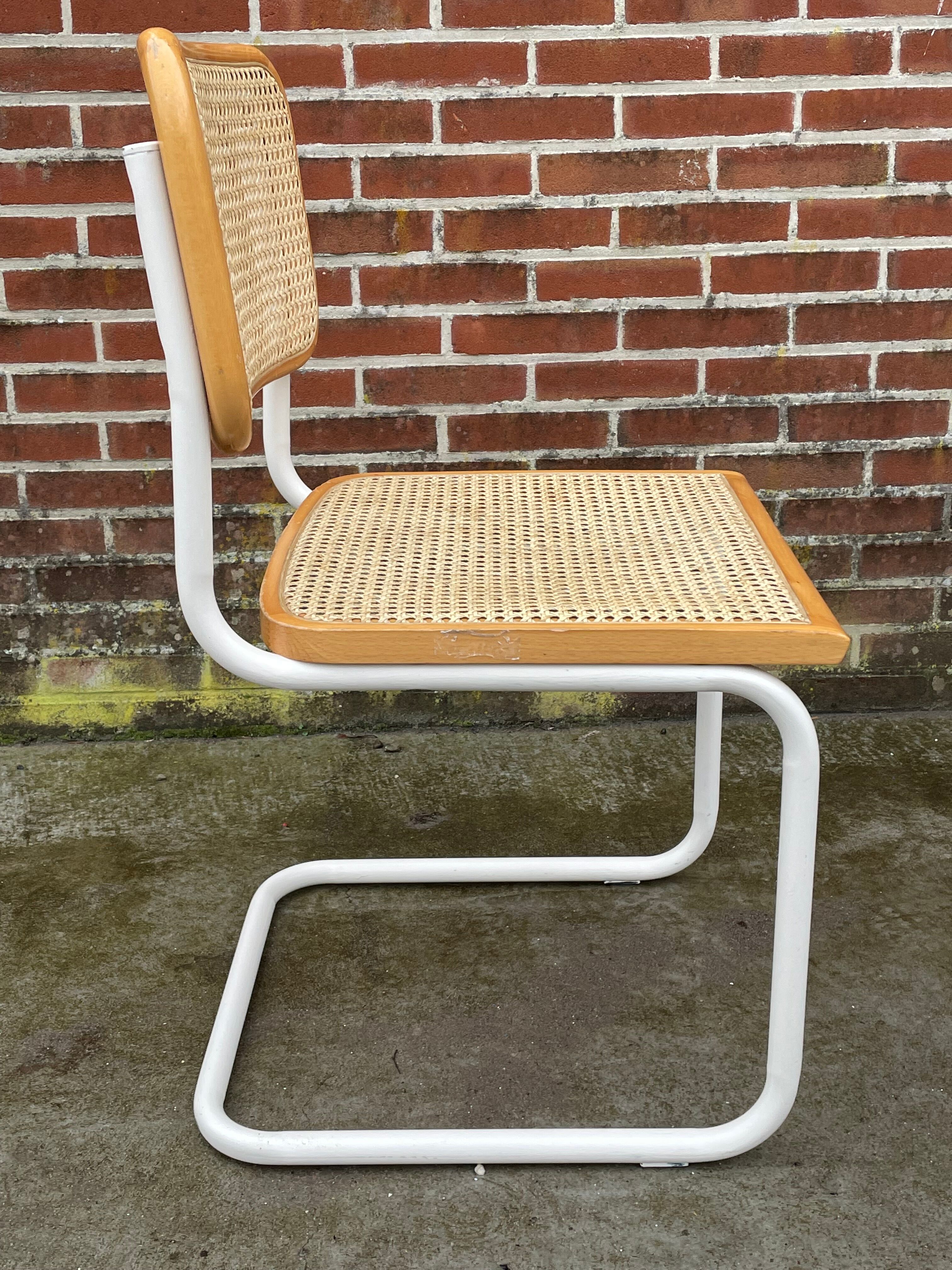 Chaise Cesca modèle b32 en blanc et bois par Marcel Breuer