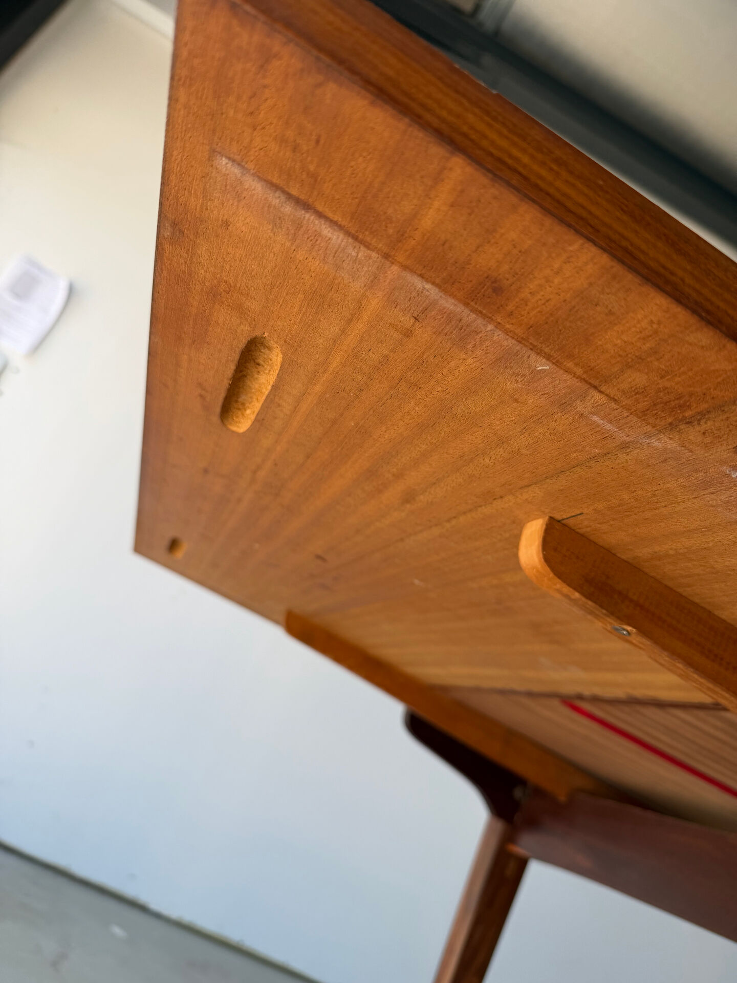 Rectangular extendable table in Scandinavian design made of solid teak.