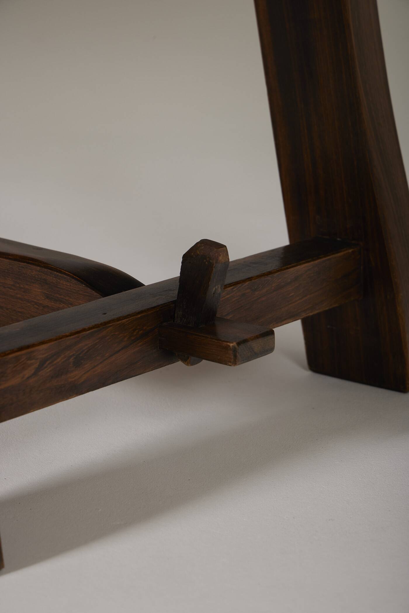 Table à manger brutaliste en bois massif