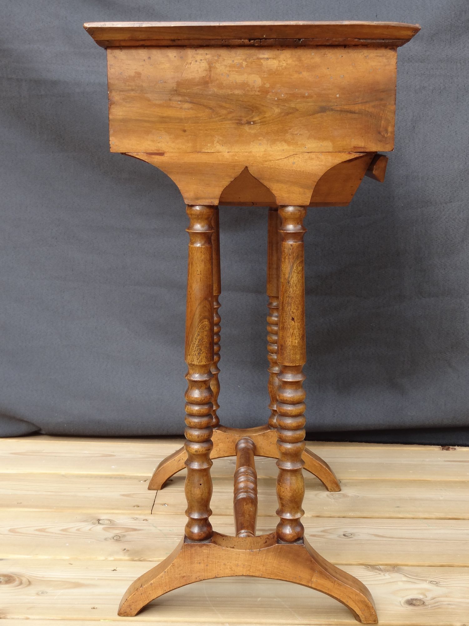 Walnut work table with two drawers, early nineteenth, 46 x 65 cm