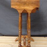 Table d'ouvrage en noyer à deux tiroirs, début XIXème, 46 x 65 cm