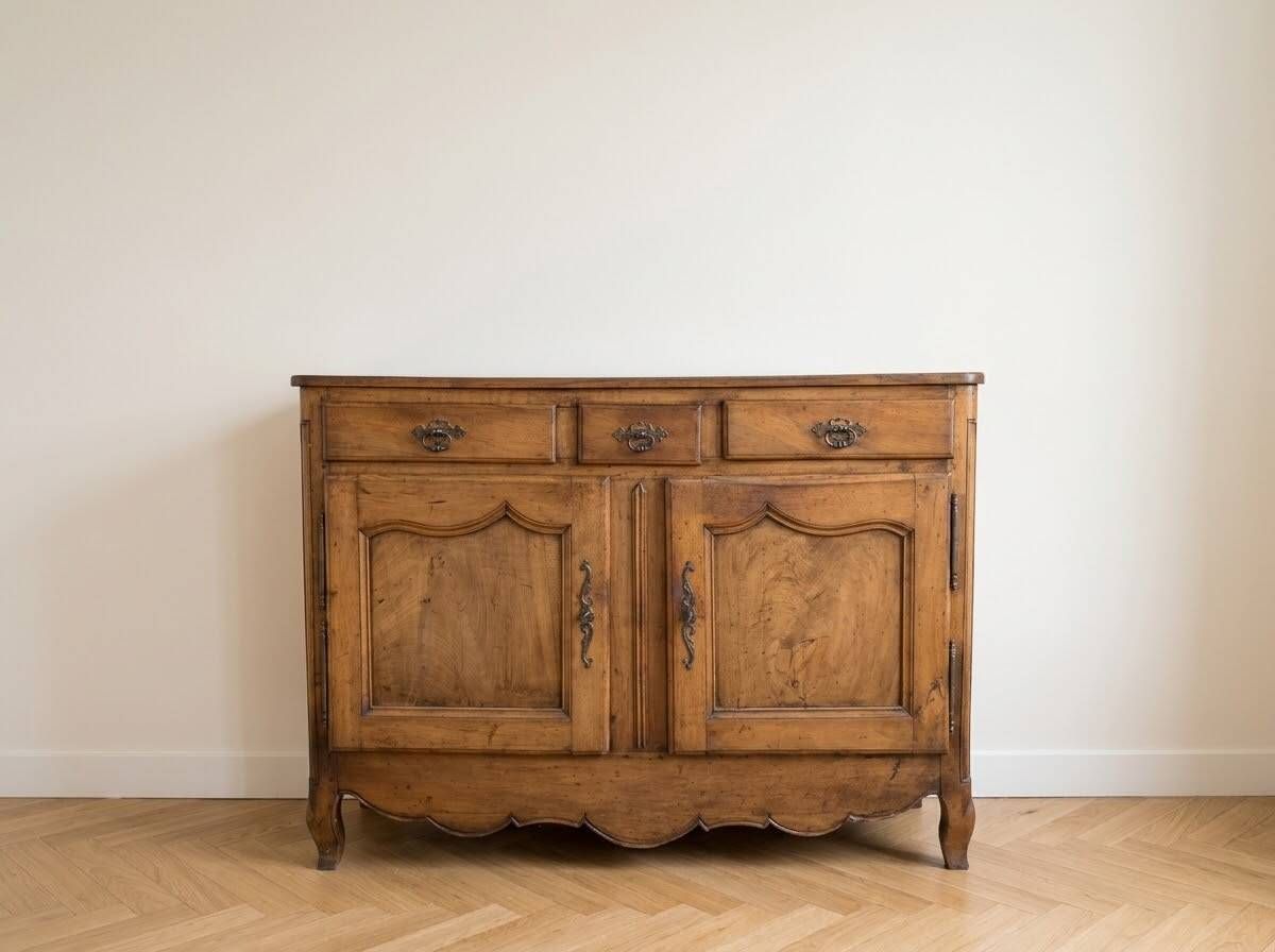 Buffet bas Louis XV en noyer clair 2 portes 3 tiroirs