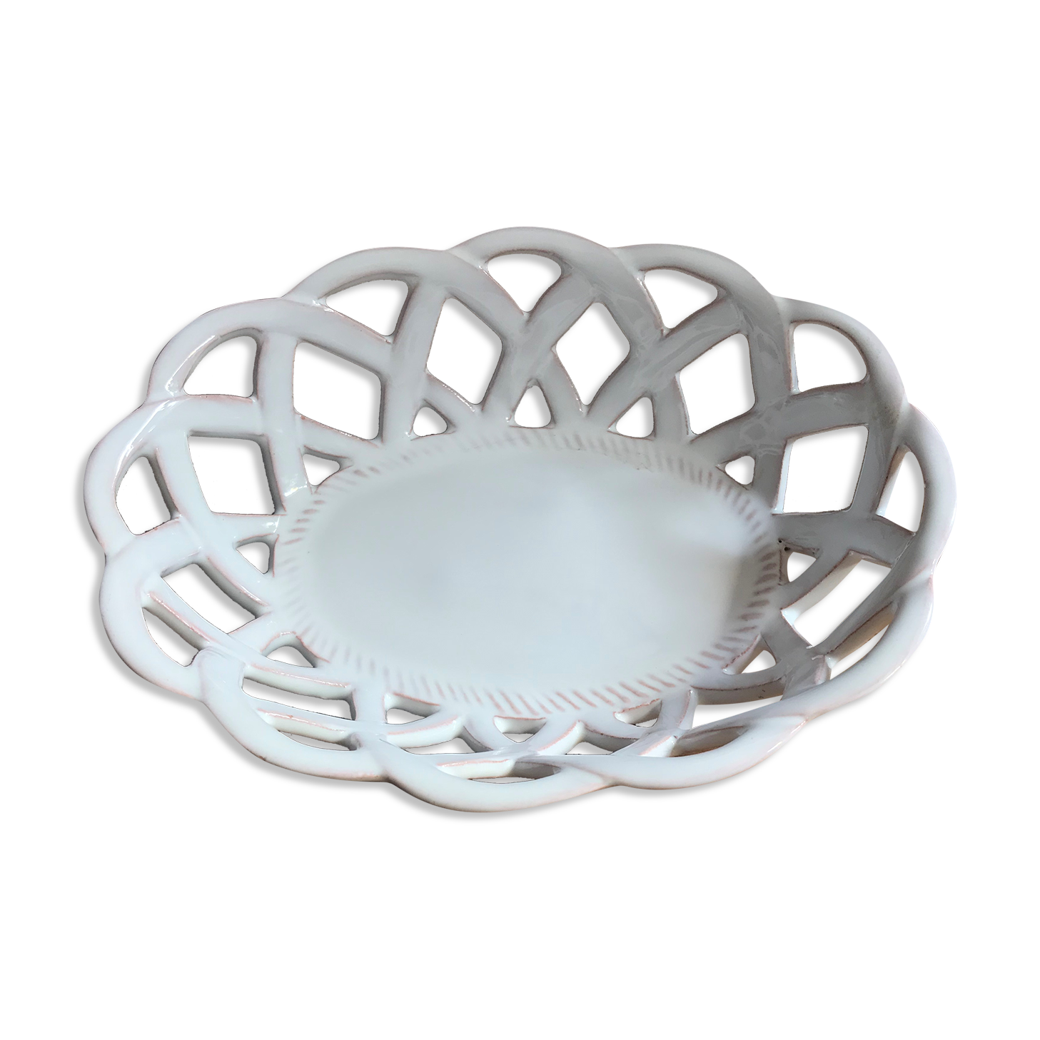 Small ceramic basket from Moustier. signed