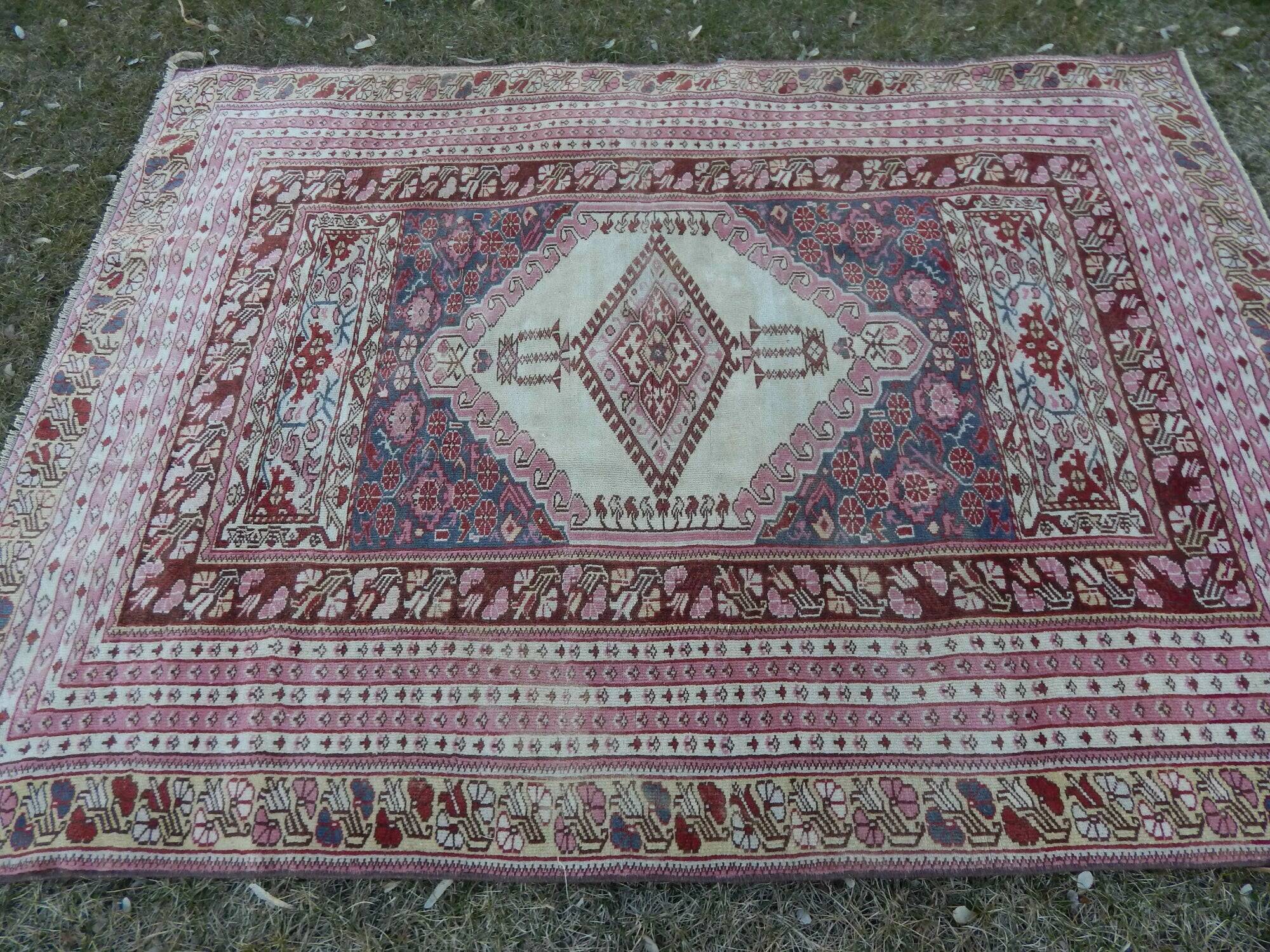 Vintage handmade Turkish rug 134x183 cm