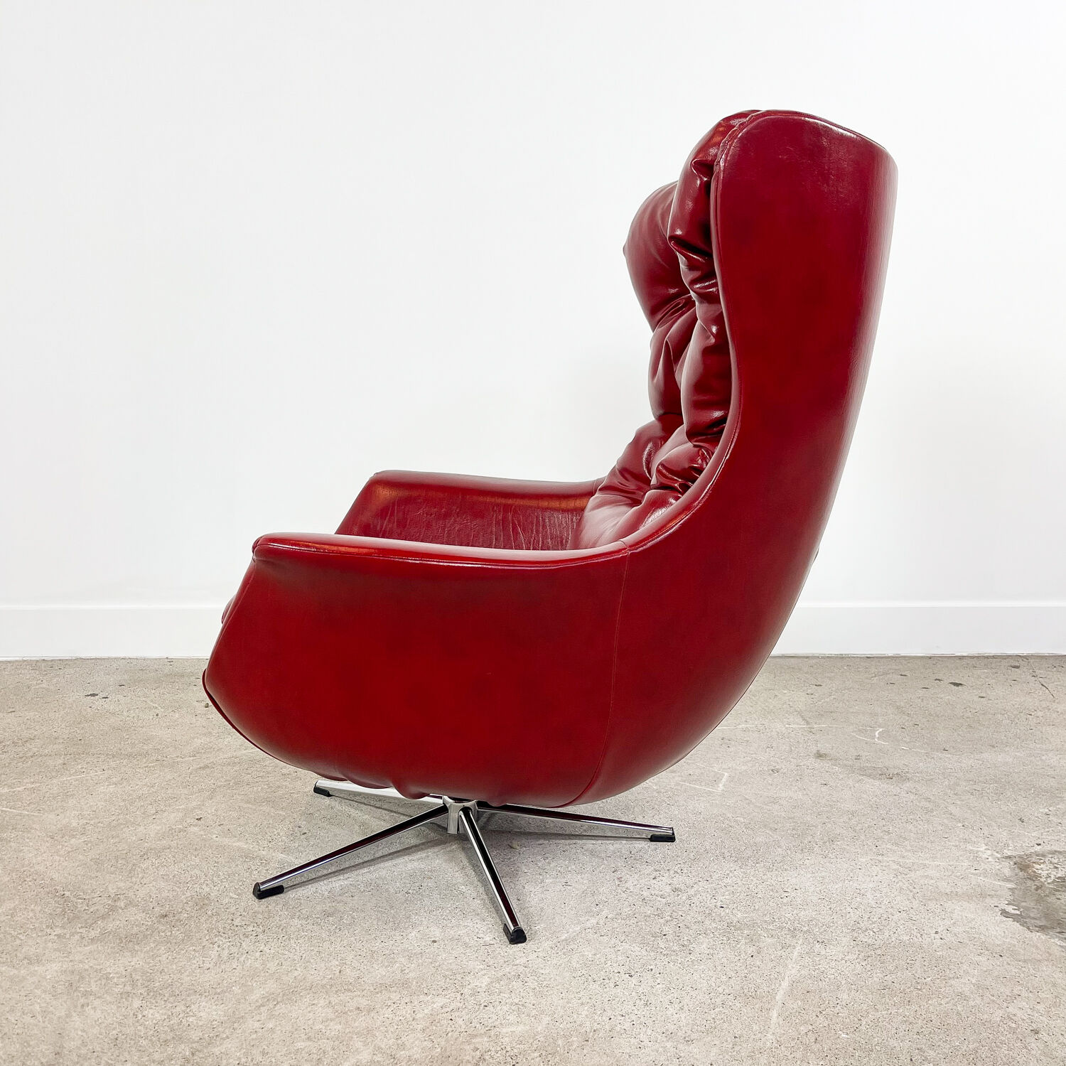 Vintage design tufted red sky leather lounge egg chair 1970s