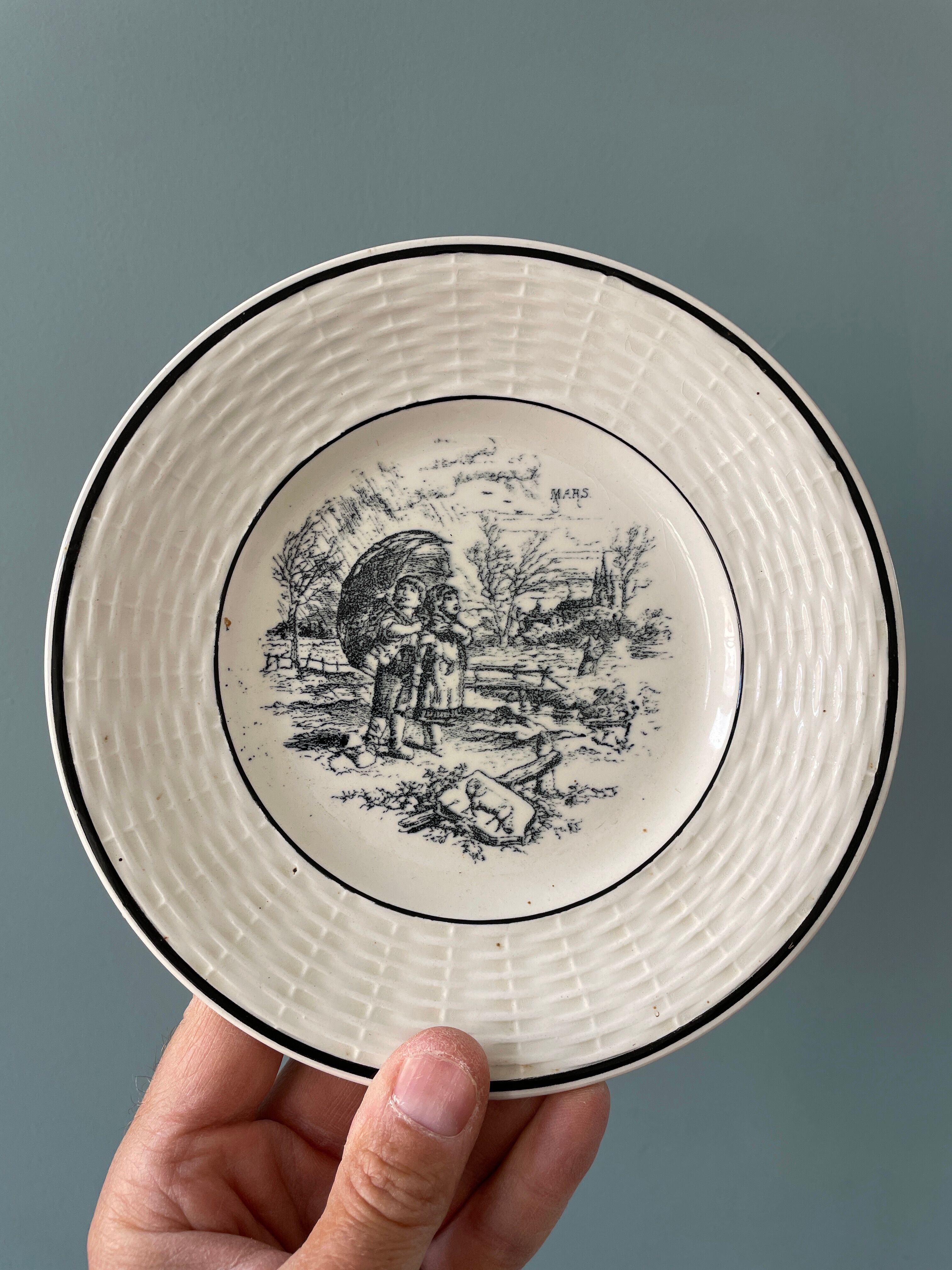 Lot de 12 petites assiettes Digoin Sarreguemines, « Les Mois »
