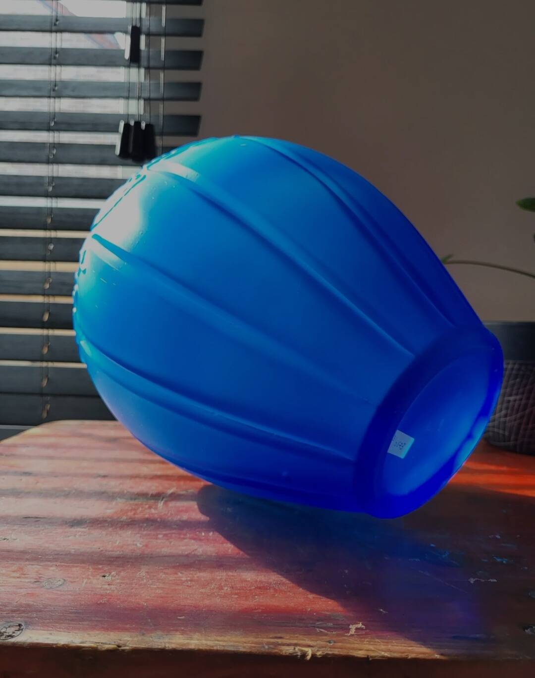 Vases art déco en persglas bleu givré avec décor floral et lignes épurées