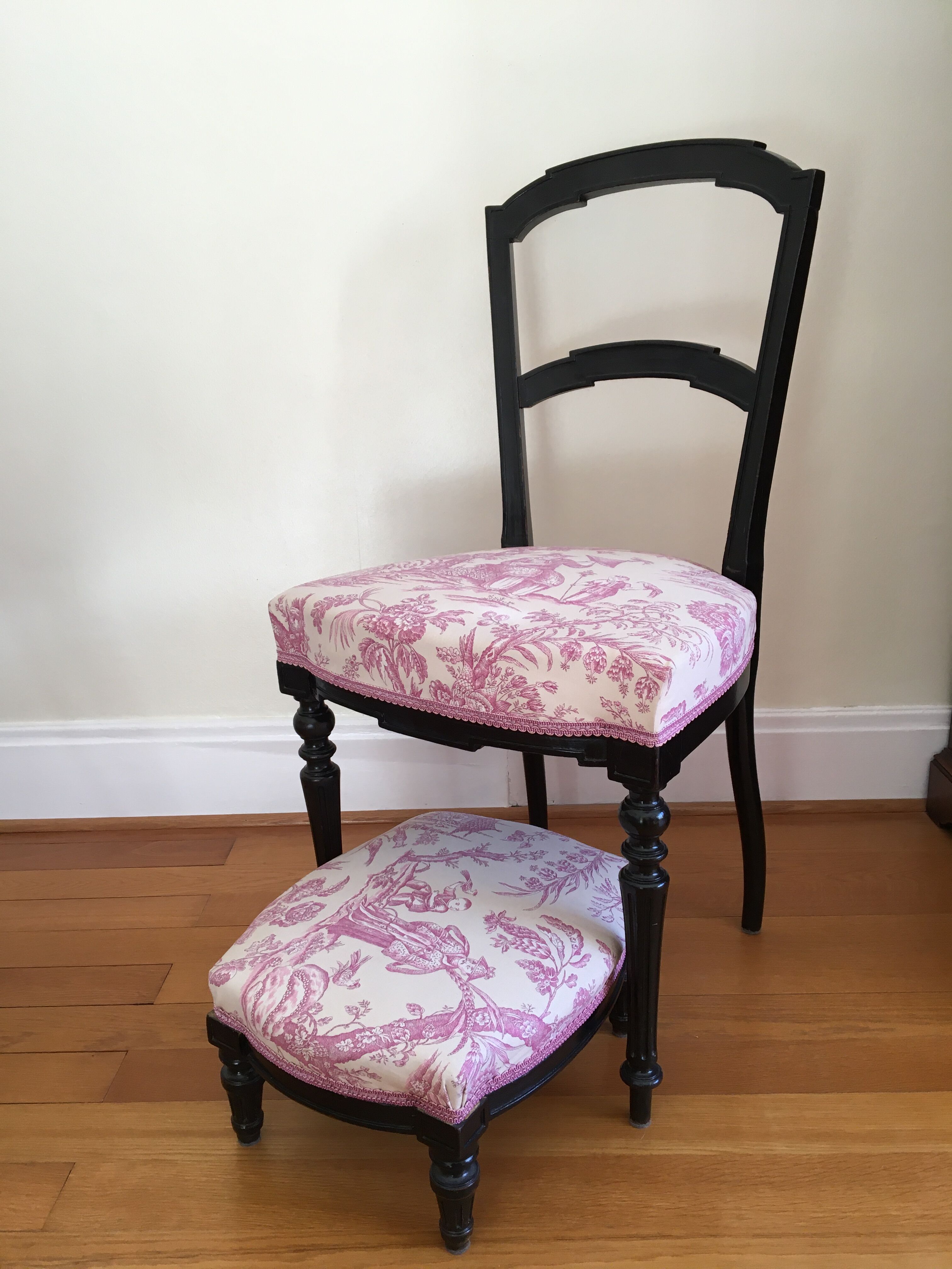 Ensemble chaise et repose pied style Louis XVI