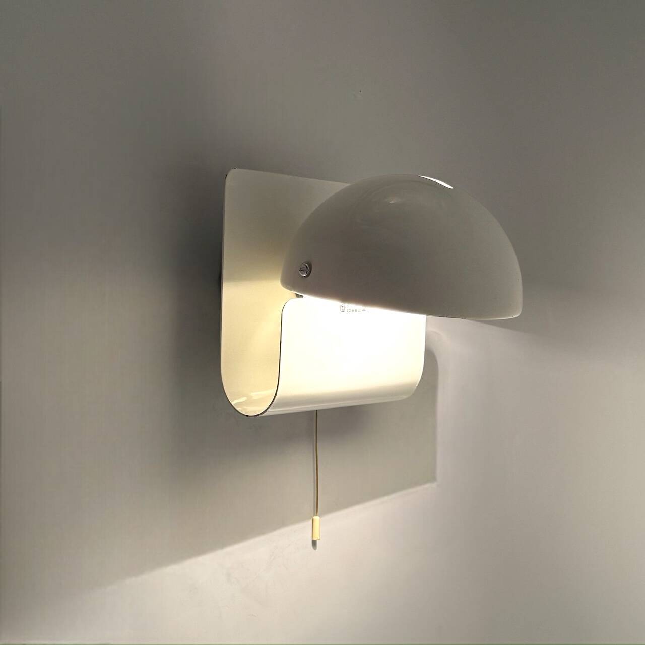 Applique iGuzzini 'Bugia' en blanc, rare design Giuseppe Cormio 1975