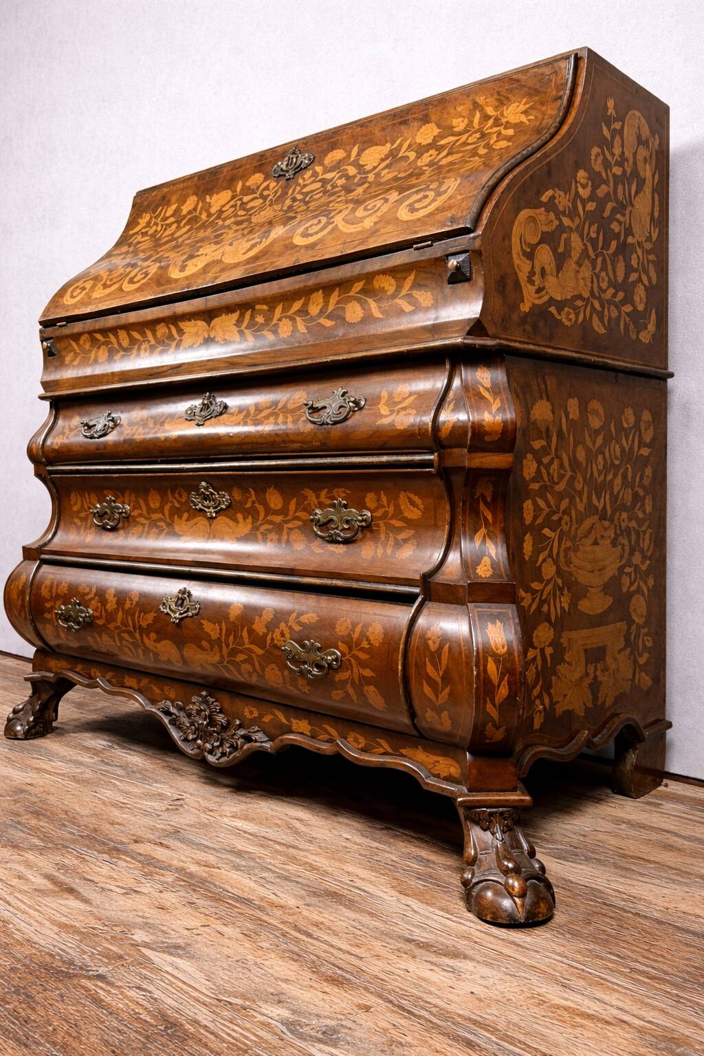 Important Dutch curved commode from the Louis XV period, in marquetry.