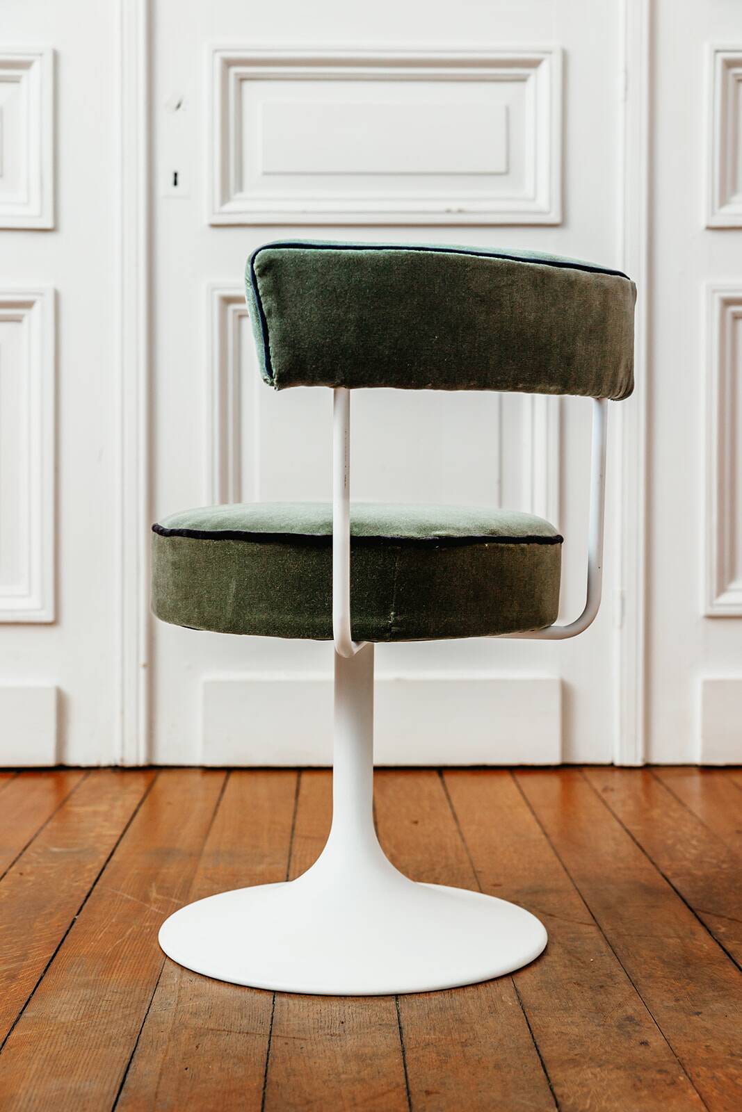 Set of tulip stools and chairs, 1960