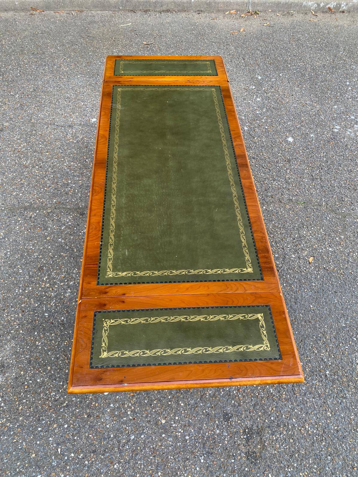 Victorian extendable coffee table in solid mahogany wood and green leather