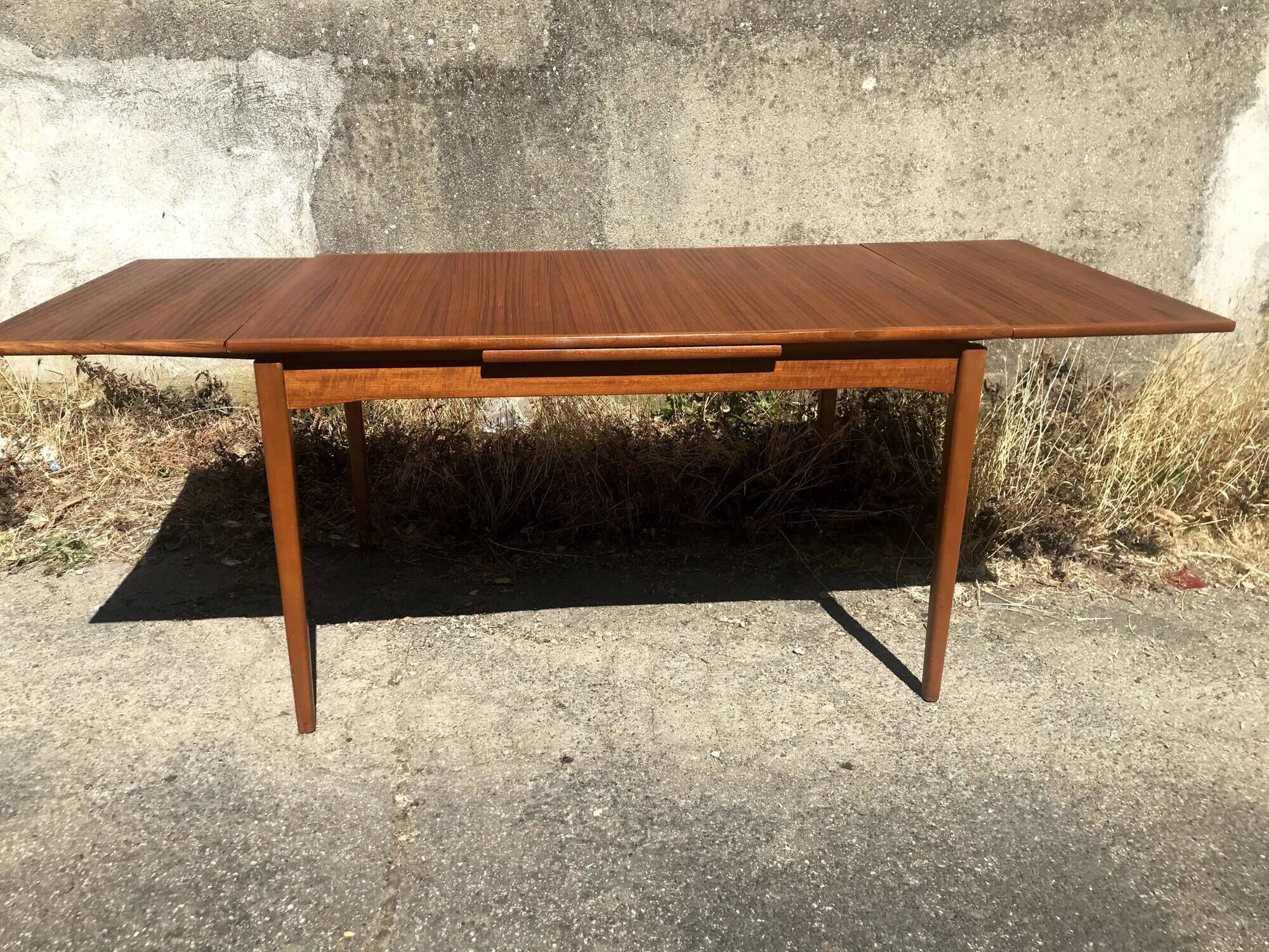 Extendable dining table with vintage 60s teak extensions