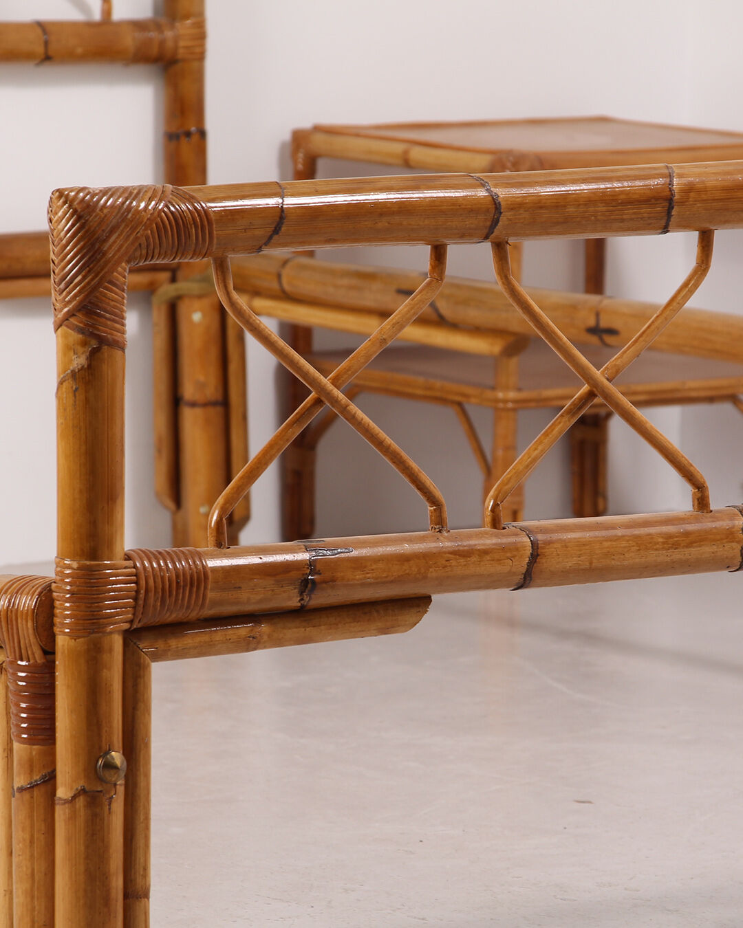 Bed 140 rattan and 2 vintage bedside tables