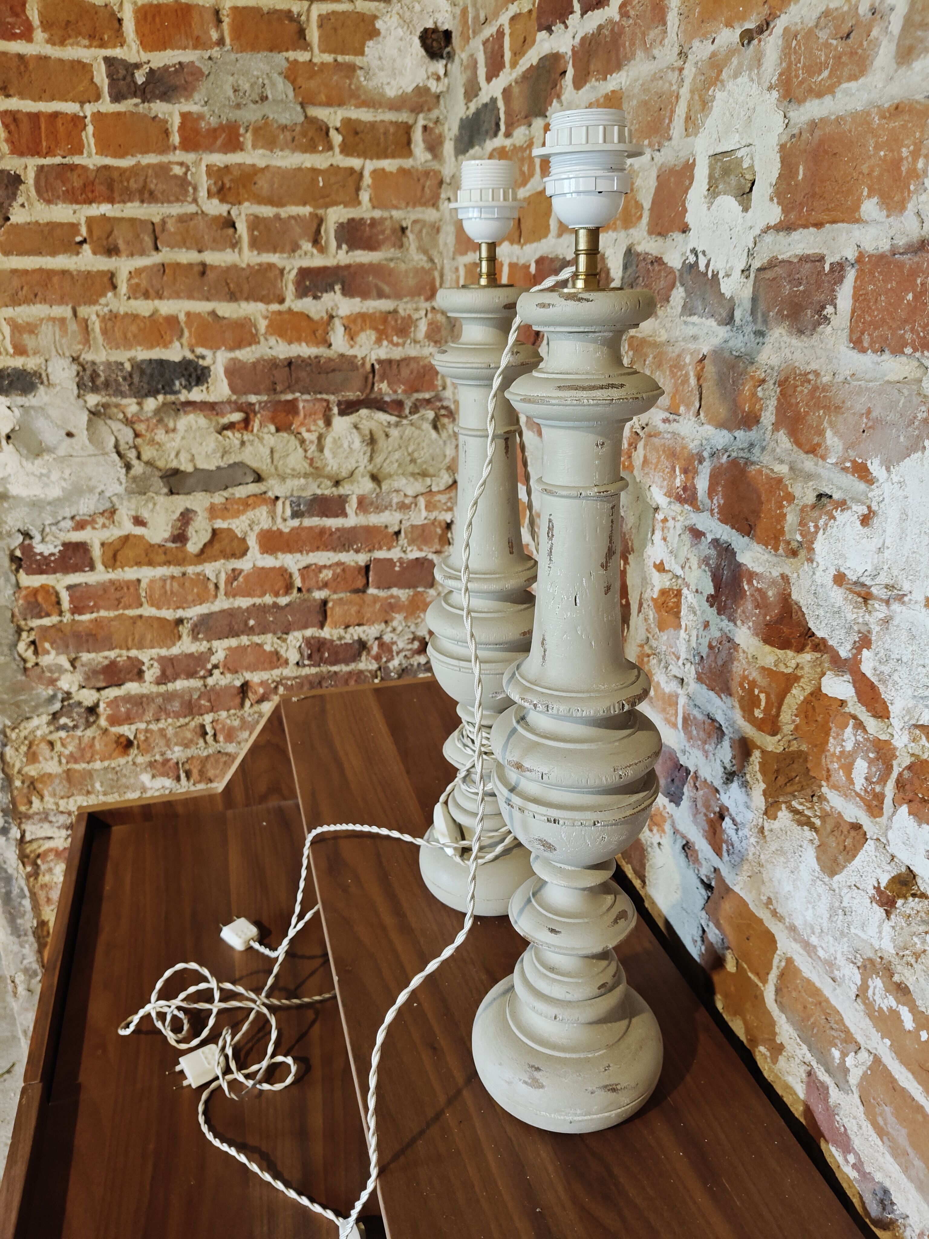 Pair of patinated beige wooden lamp bases – 60 cm – shabby chic style