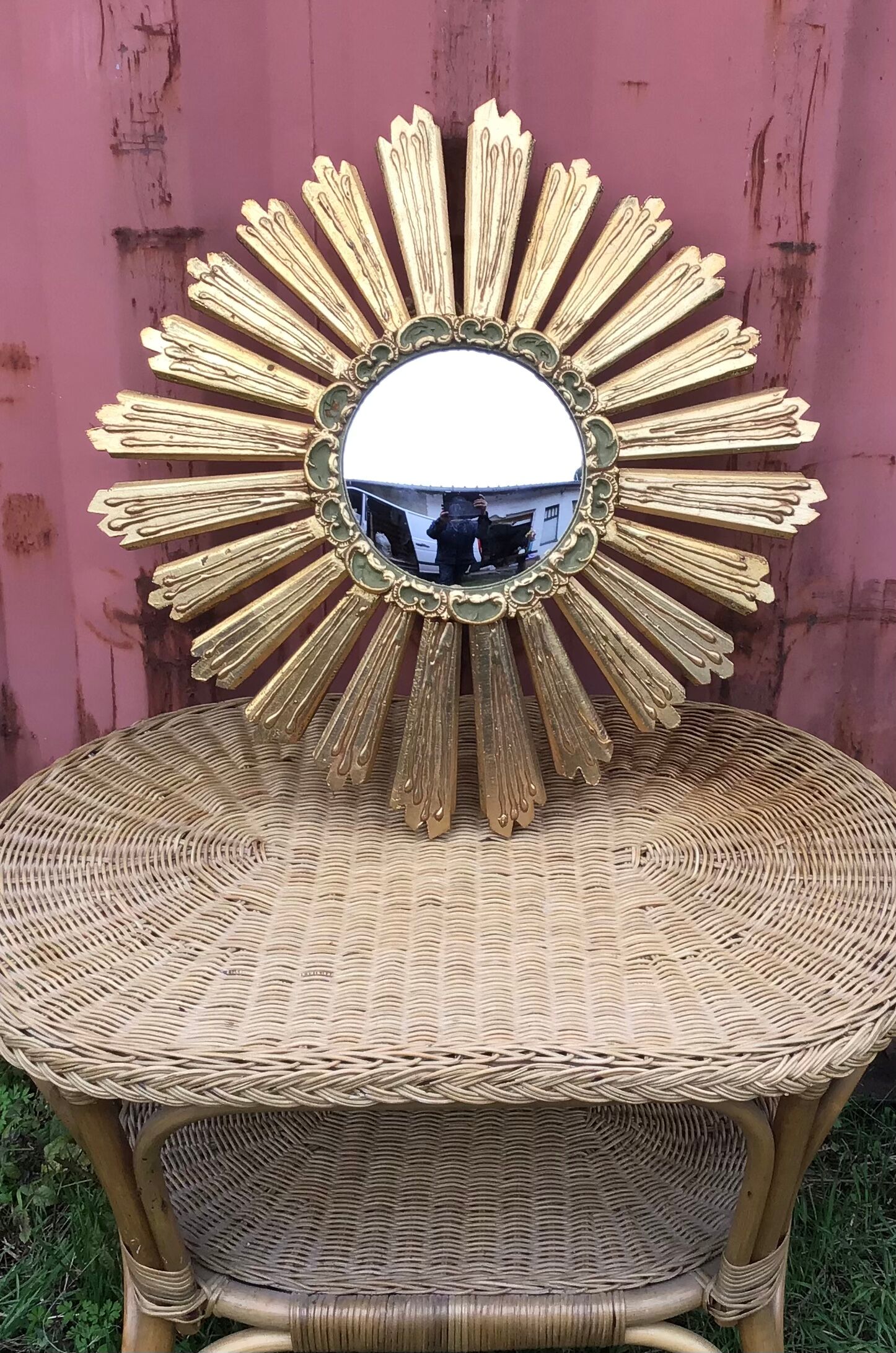 Miroir soleil, œil de sorcière, en bois doré vers 1960-70