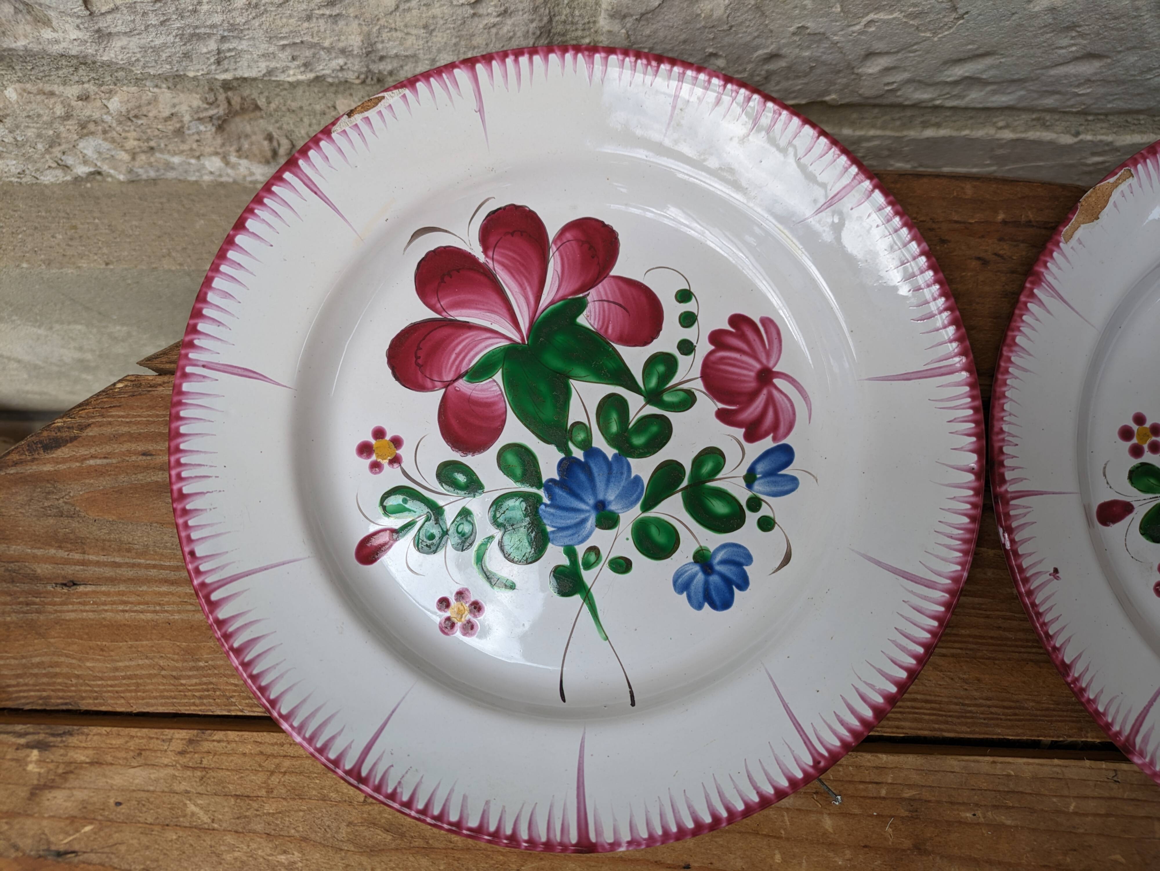 Set of 2 old plates with flower bouquet decoration