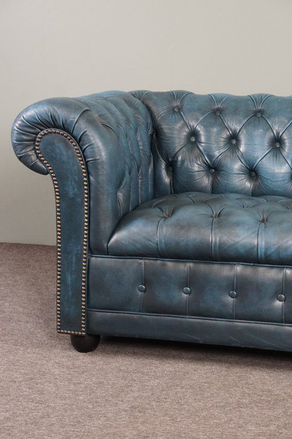 Chesterfield sofa buttoned in blue cowhide, 2.5 seats