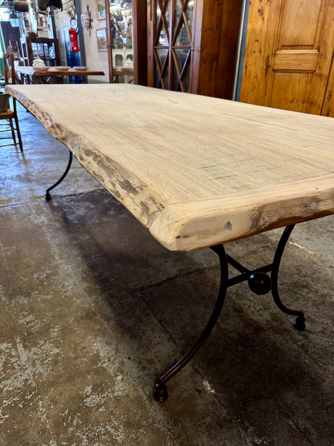 Table en fer forgé artisanal et bois