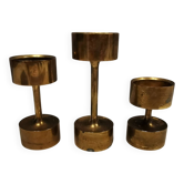 Trois beaux bougeoirs en laiton massif, pour bougies en bloc.