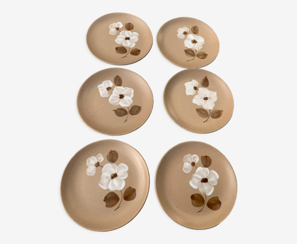 6 assiettes en grès beige motifs fleurs blanches moulin des loups vintage