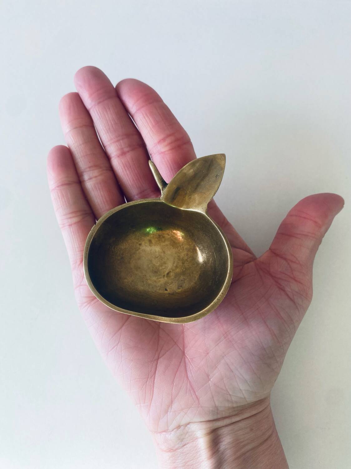 Apple-shaped pocket ashtray