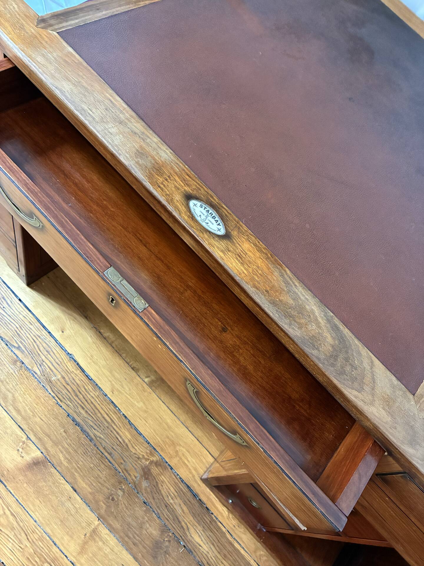 Richelieu - ministers pedestal desk