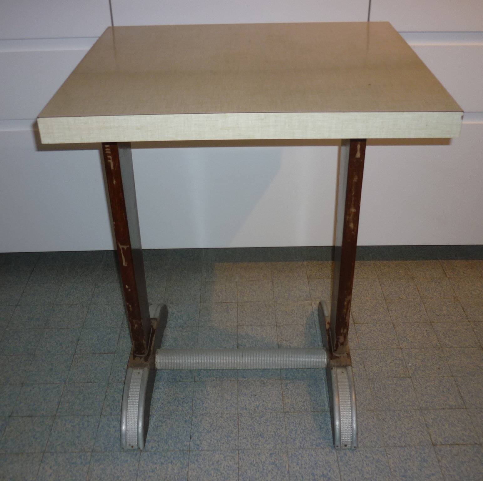 Bistro table in wood and yellow formica from the 30s/40s