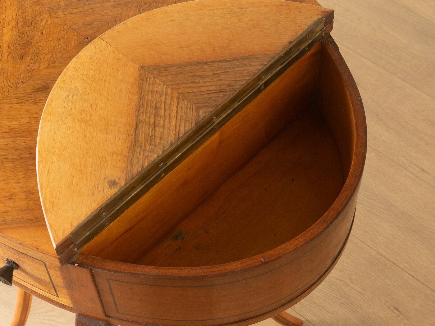 Table d'appoint antique élégante de style Biedermeier, vers 1850