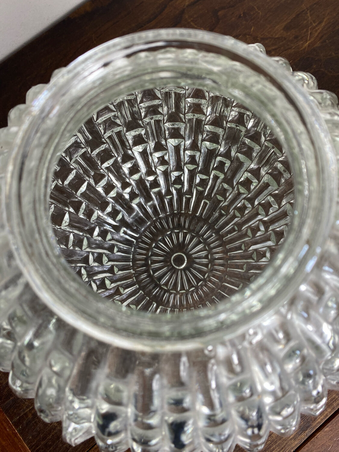 Globe en verre à décors géométriques