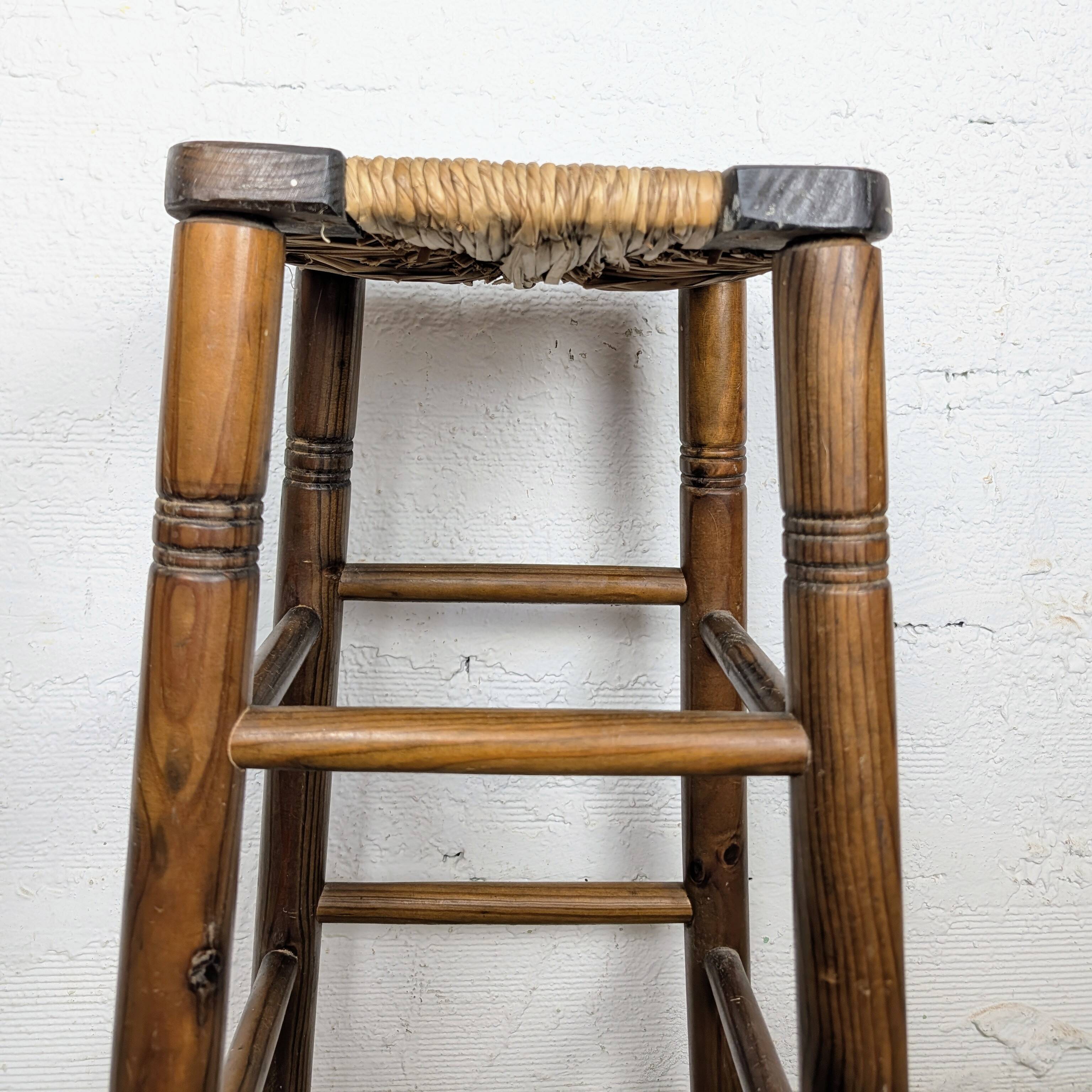 High stool in wood and straw