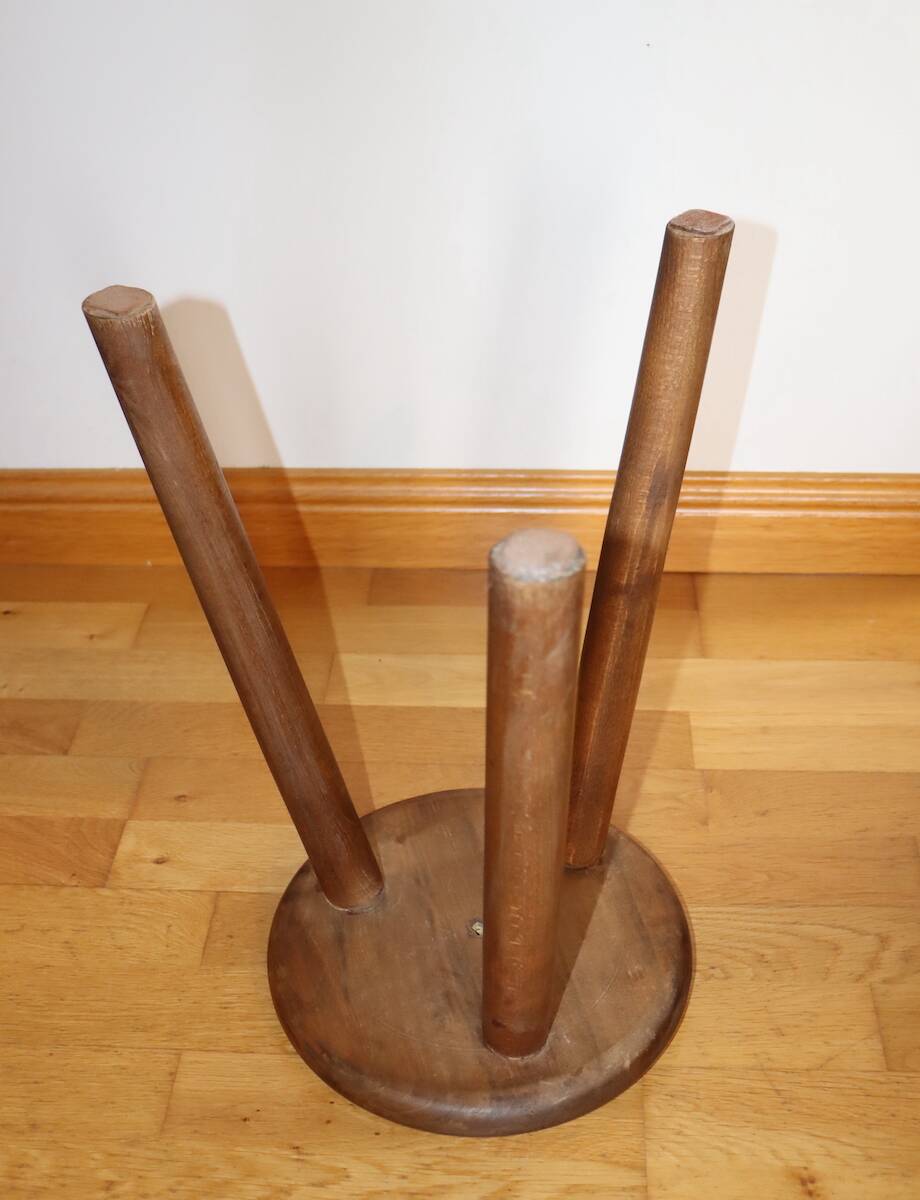 Paire de tabourets tripodes en bois teinté