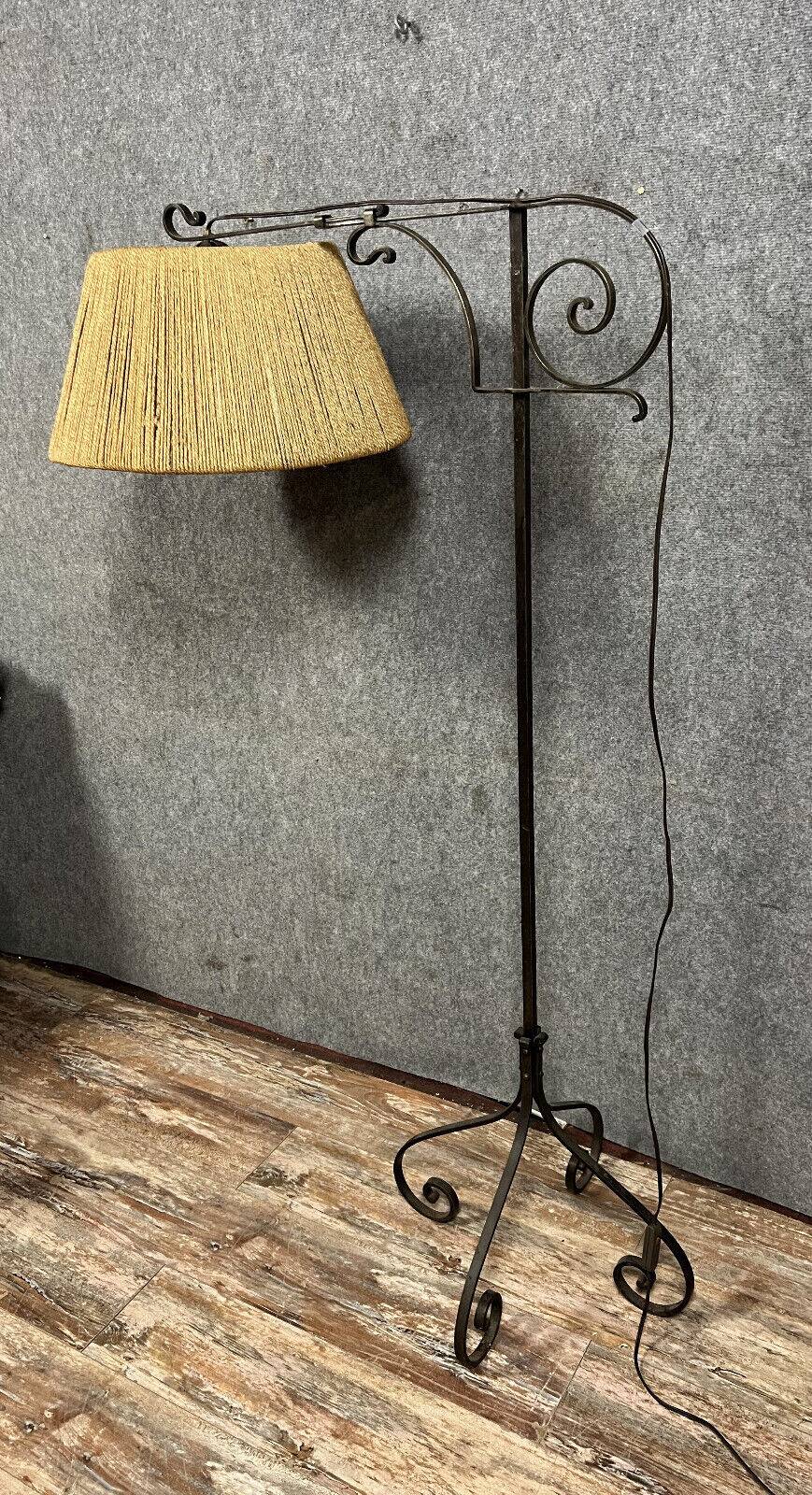 D'après Gilbert Poillerat : lampe sur pied tripode en fer forgé vers 1940