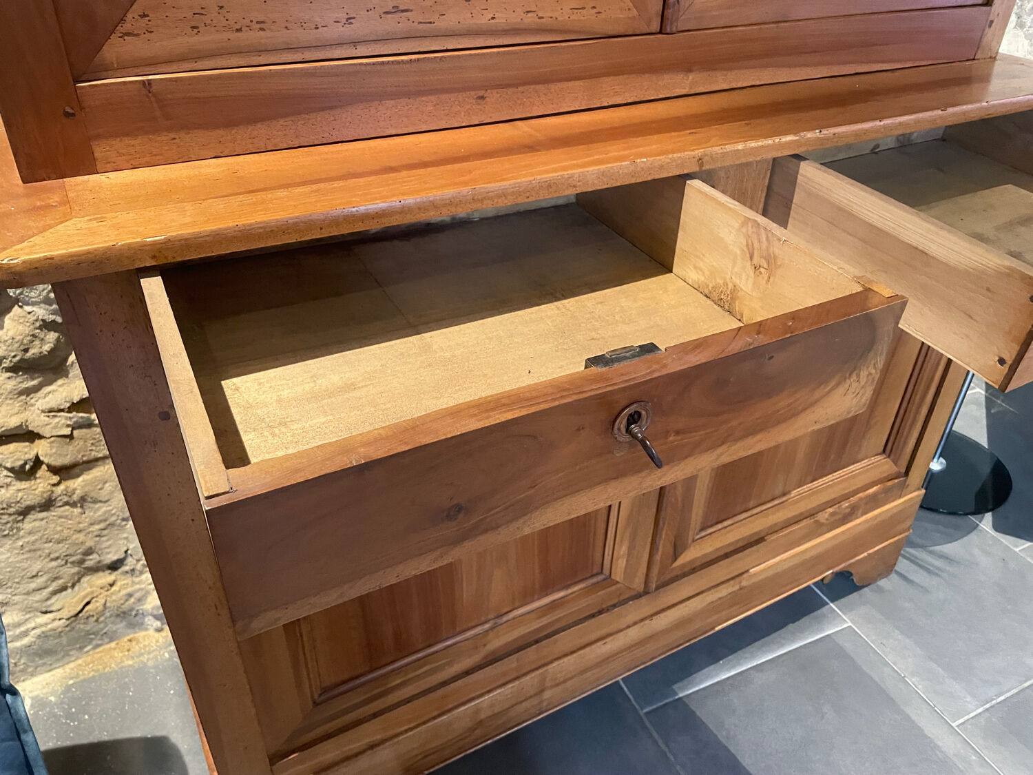 Buffet with 2 bodies in walnut, Louis Philippe style.