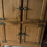 Ancien frigo de boucher transformé en meuble de rangement