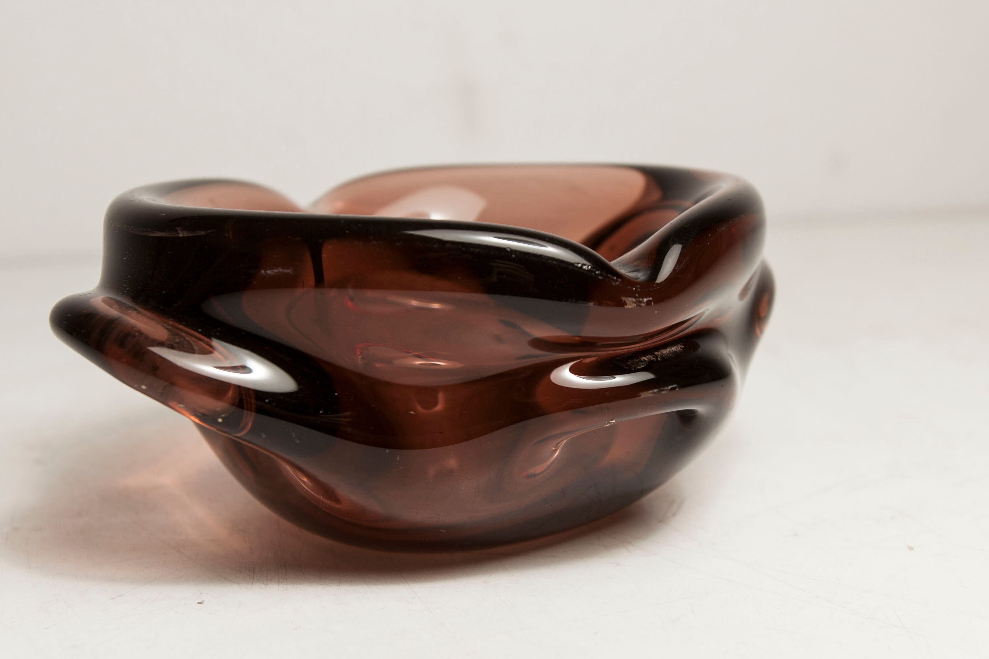 Cendrier Murano rond forme atypique violet rose 1950