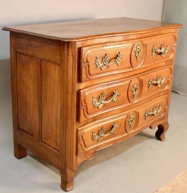 Commode Lyonnaise en noyer, XVIIIème s.