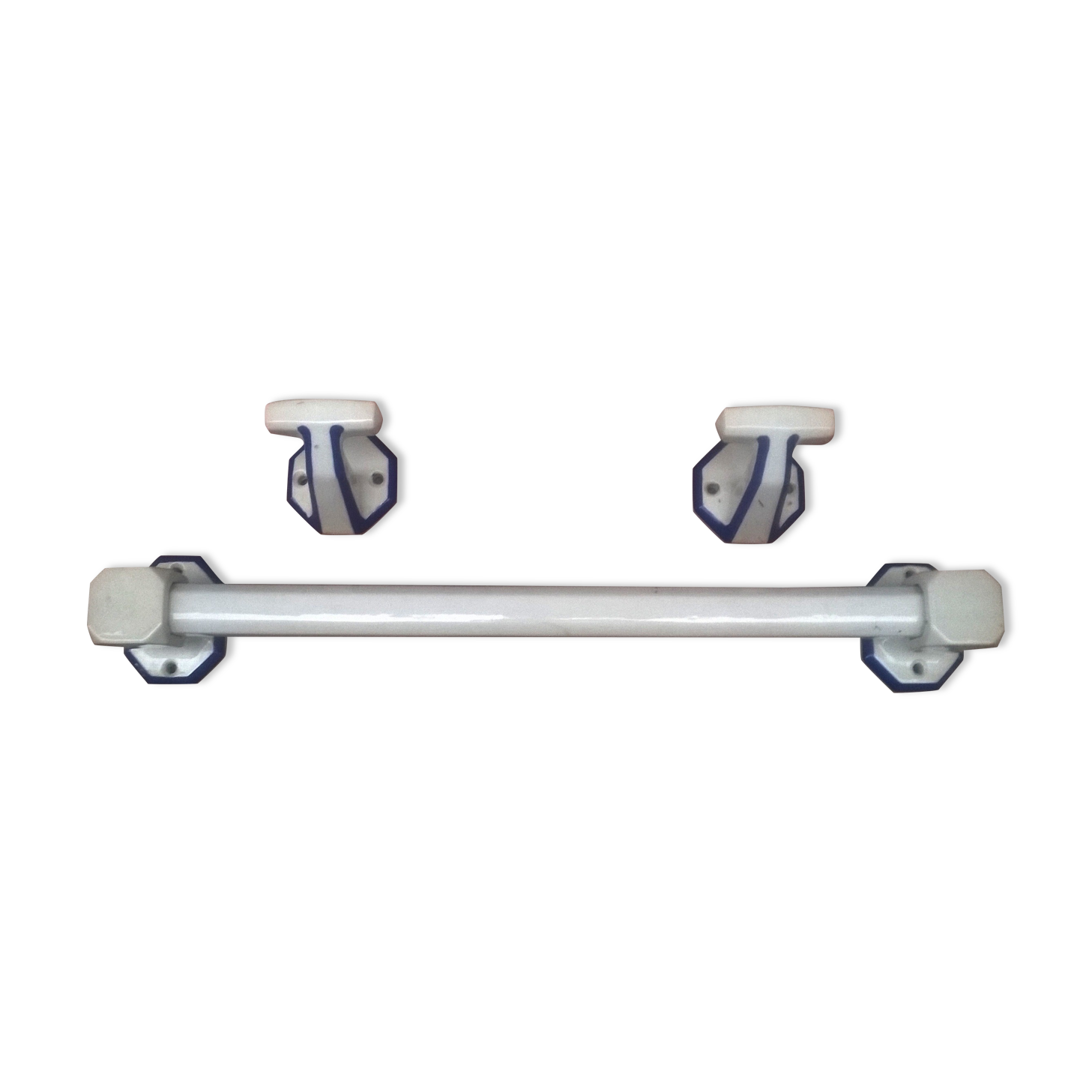 Bar for vintage towels and patères