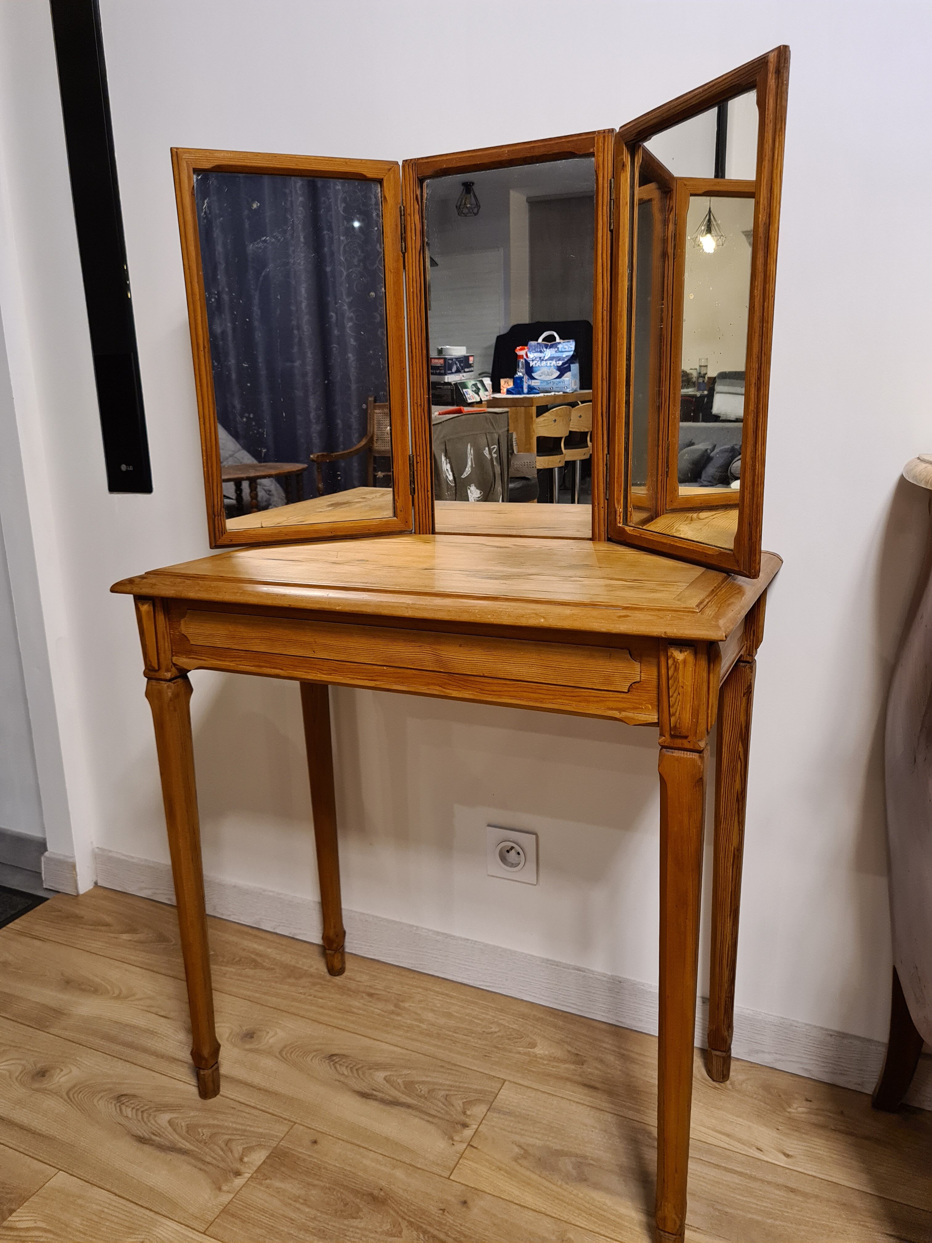 Dressing table with tryptic mirror