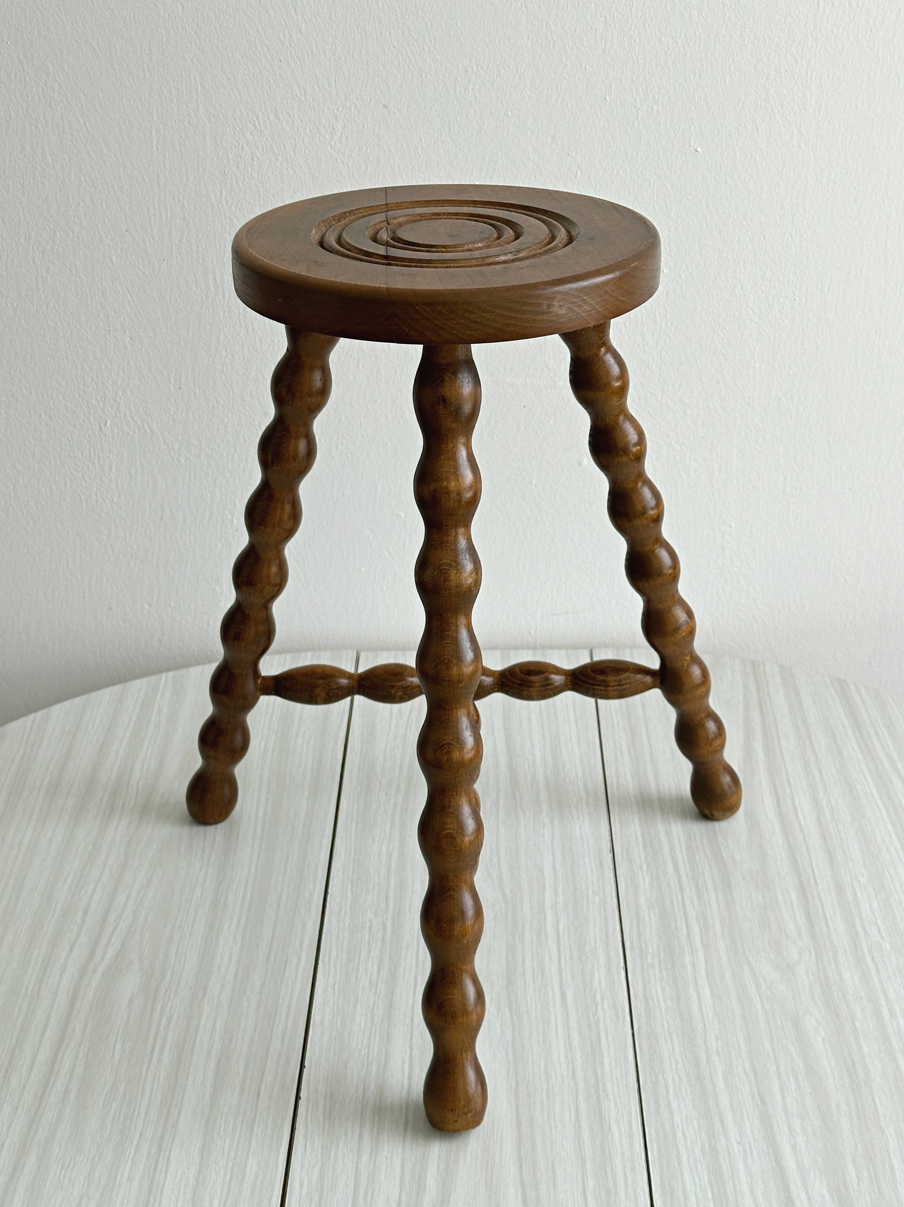 Tabouret tripode ancien en bois torsadé