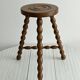 Tabouret tripode ancien en bois torsadé