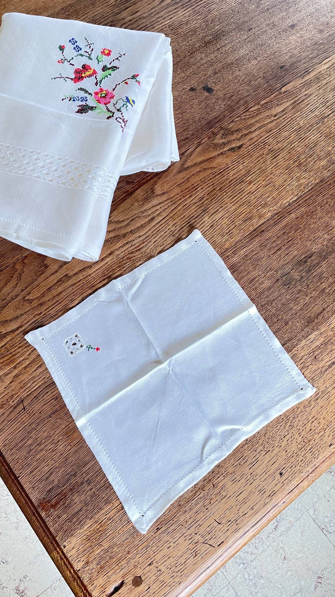 Embroidered tablecloth and 12 vintage napkins