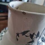 Broc de toilette en terre de fer Longchamp Pavots bleu-gris Fin XIXe