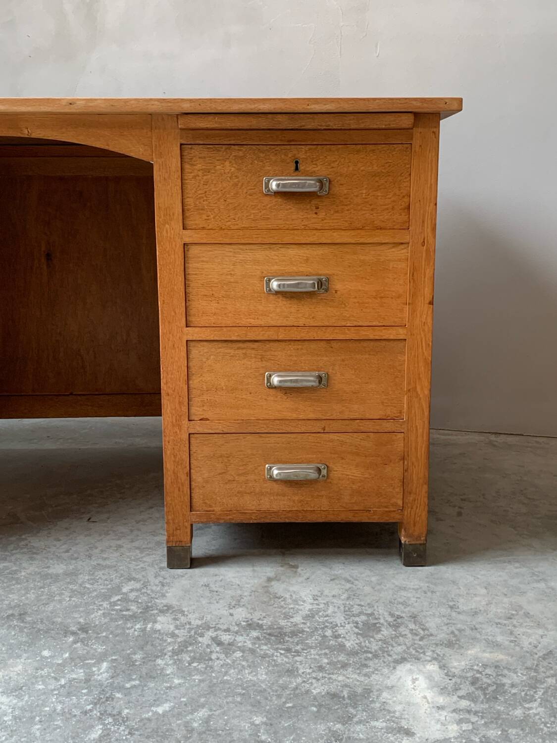 Bureau Vintage en Chêne avec 8 Tiroirs