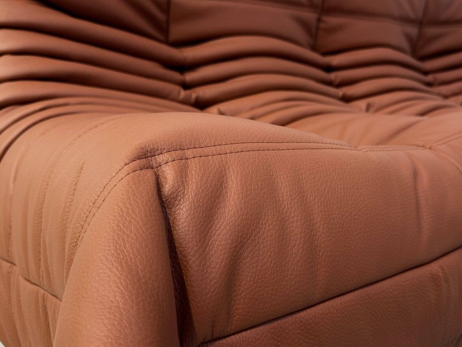 Canapé Togo français en cuir de vachette épais couleur cognac, signé Michel Ducaroy pour Ligne Roset