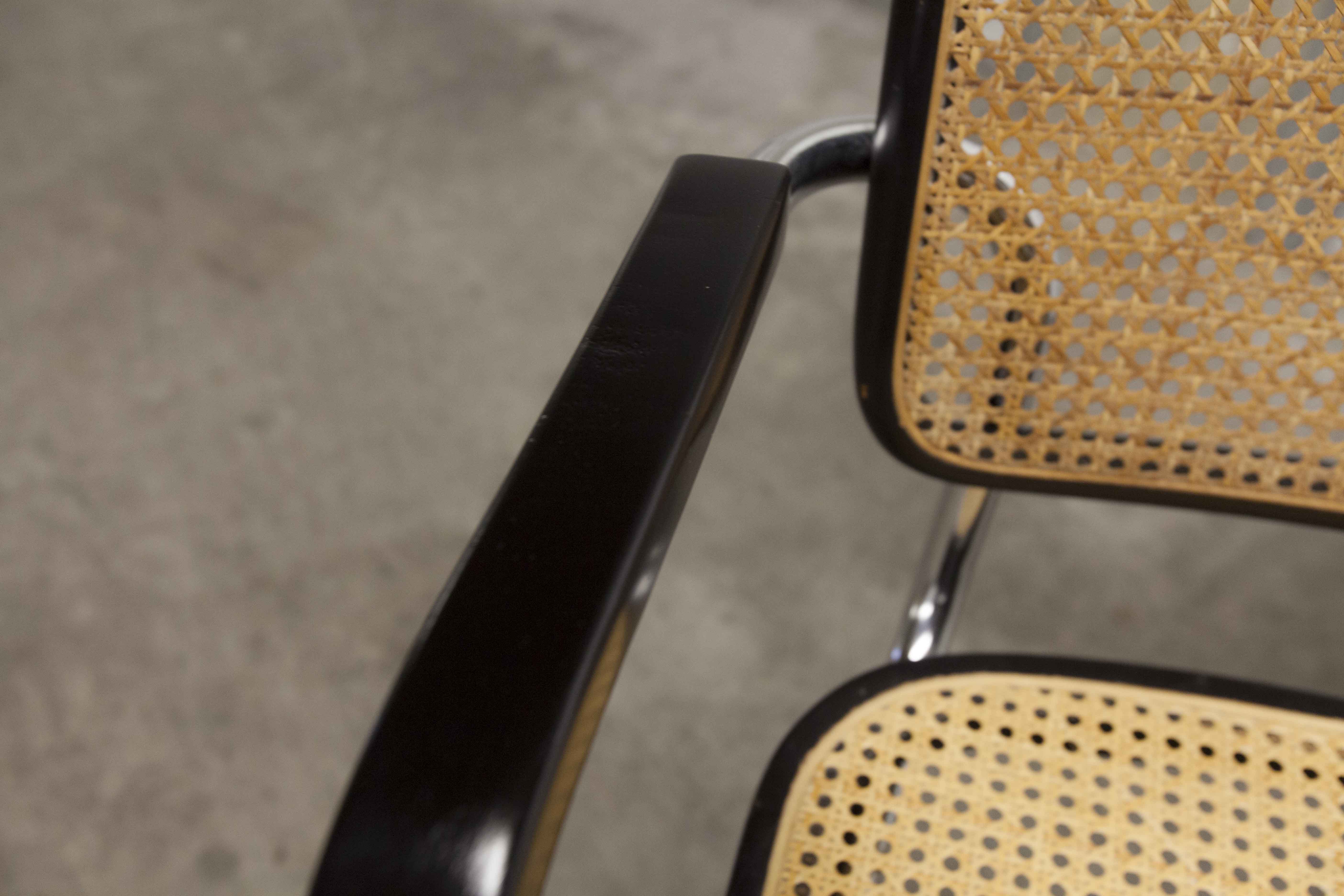 Fauteuil b64 Breuer noir cannage accoudoirs et tampons neufs