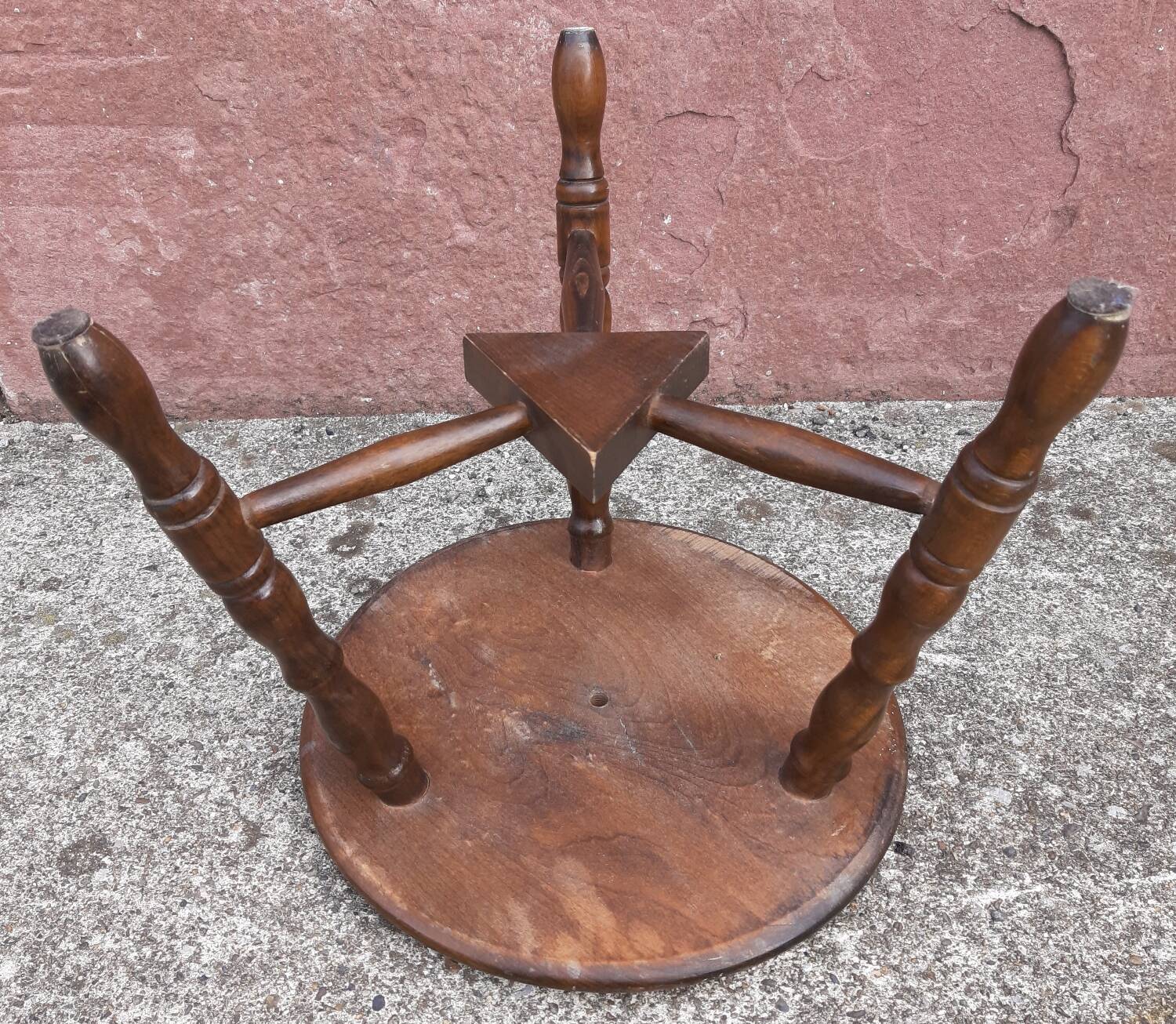 Tabouret bas tripode en bois.