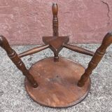 Tabouret bas tripode en bois.