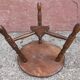 Tabouret bas tripode en bois.