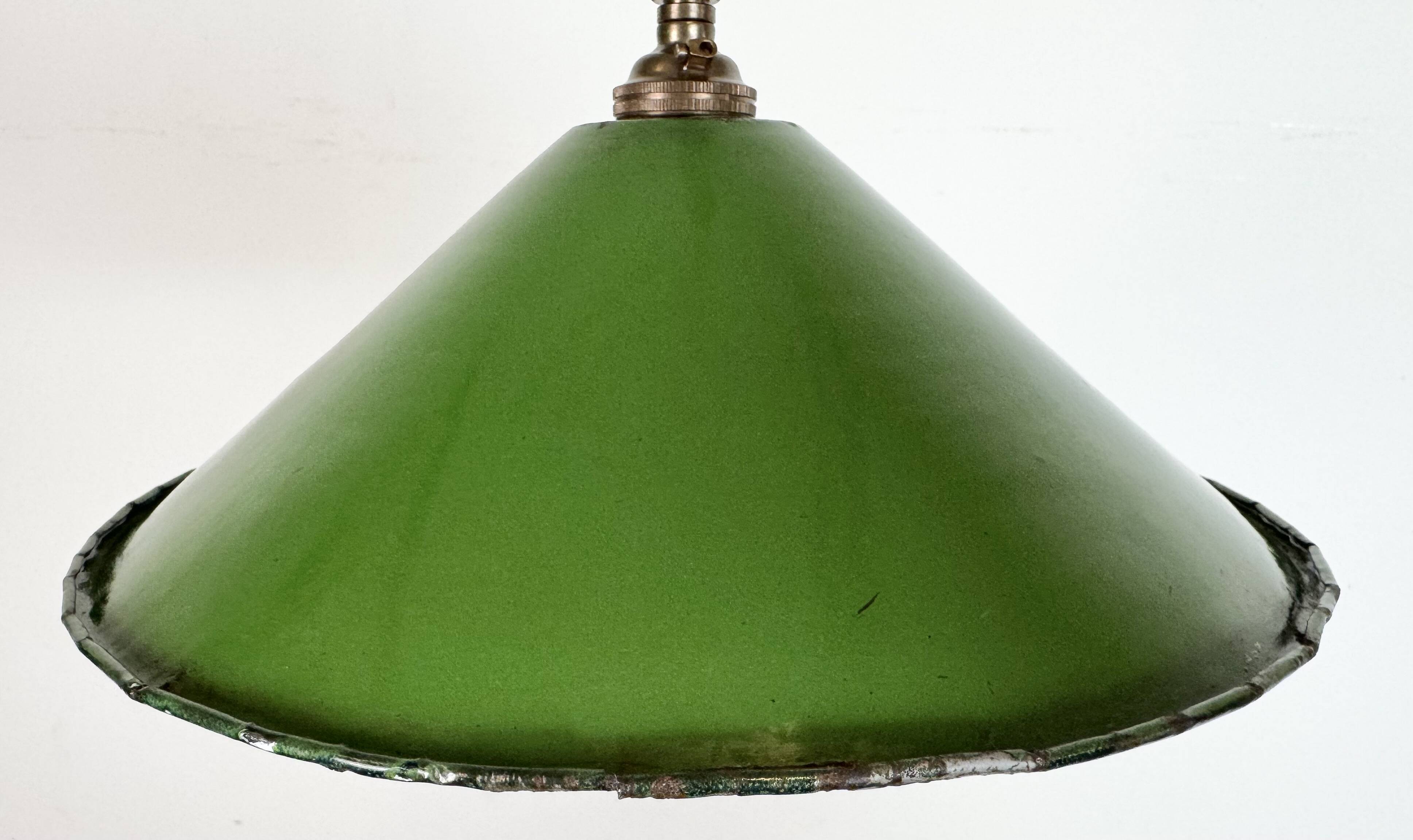 Suspension industrielle britannique en émail vert, années 1950